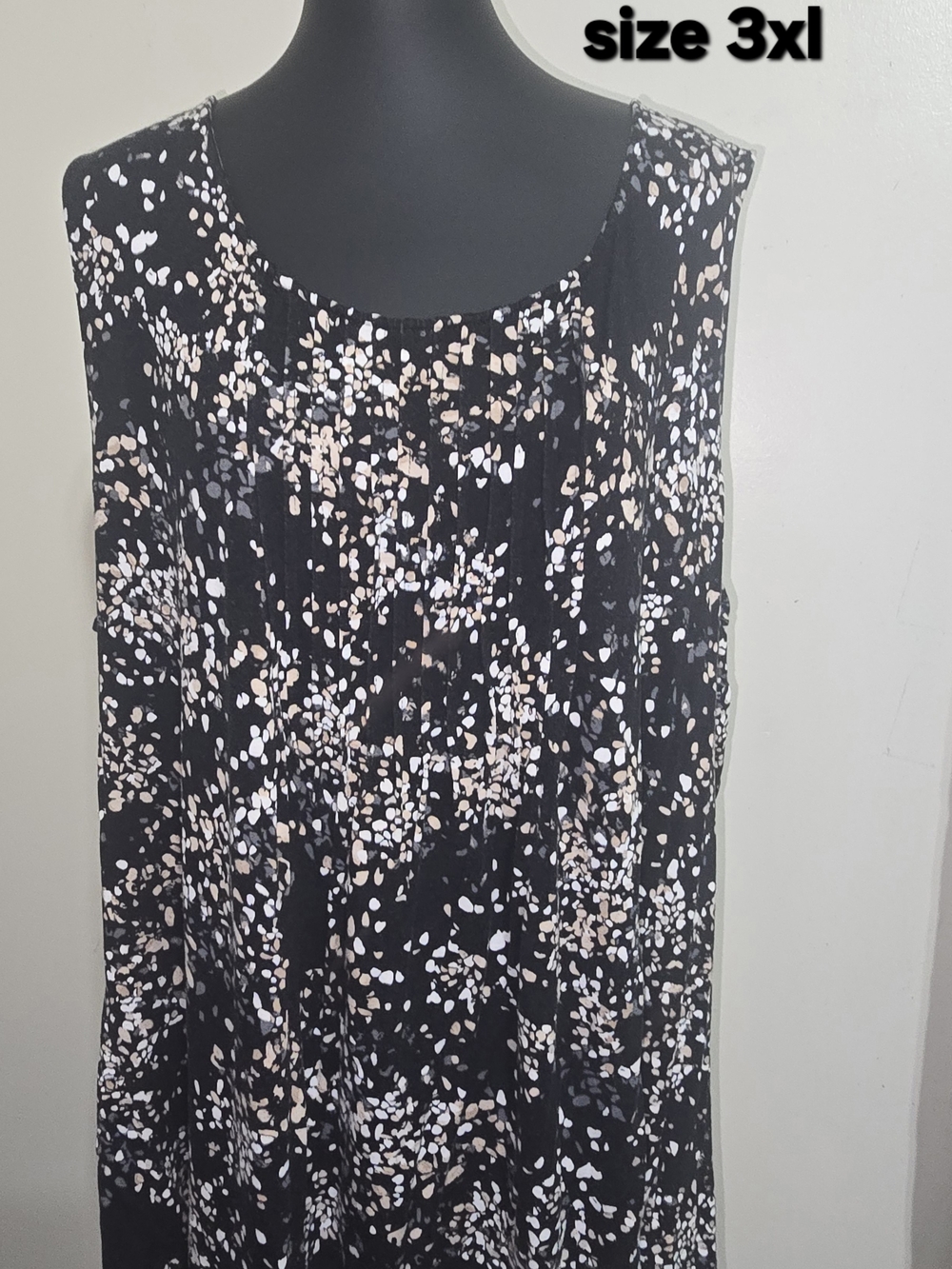 croft & barrow Black Sleeveless Tank with White and Beige Dot Floral Print